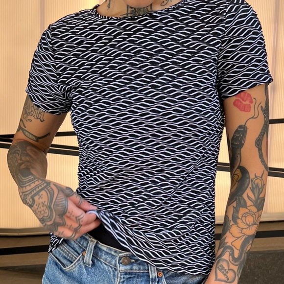 Black, white wavy pattern short sleeve women's crew neck top size S approx - Picture 9 of 12